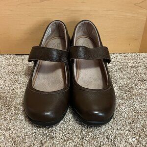 Eastland Women's Brown Leather Wedges: Size 8 1/2 M